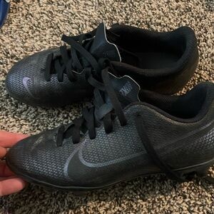 Kids NIKE cleats iridescent black holgram size 1🩷🖤